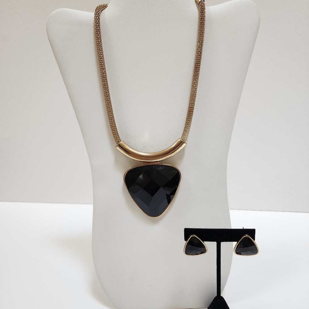 BLACK AND GOLD NECKLACE SET WITH ADJUSTABLE LENGTH EXTENDER AND PIERCED EARRINGS